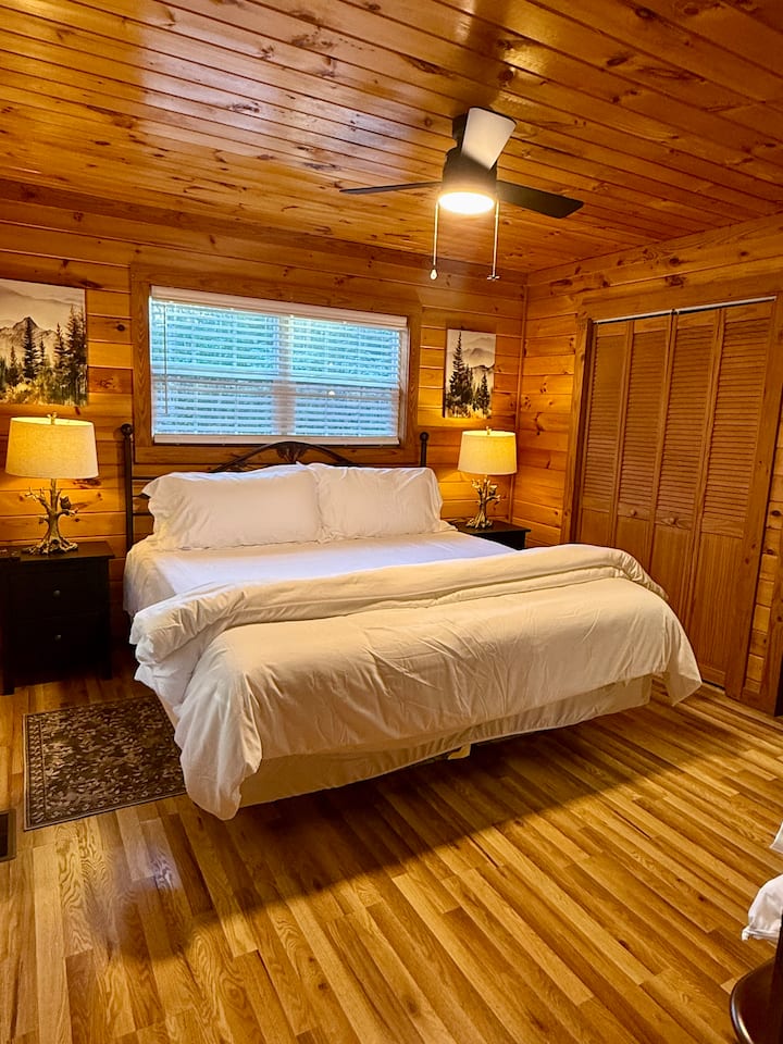 Hlavná spálňa na hlavnom poschodí s manželskou posteľou a televízorom s Roku.