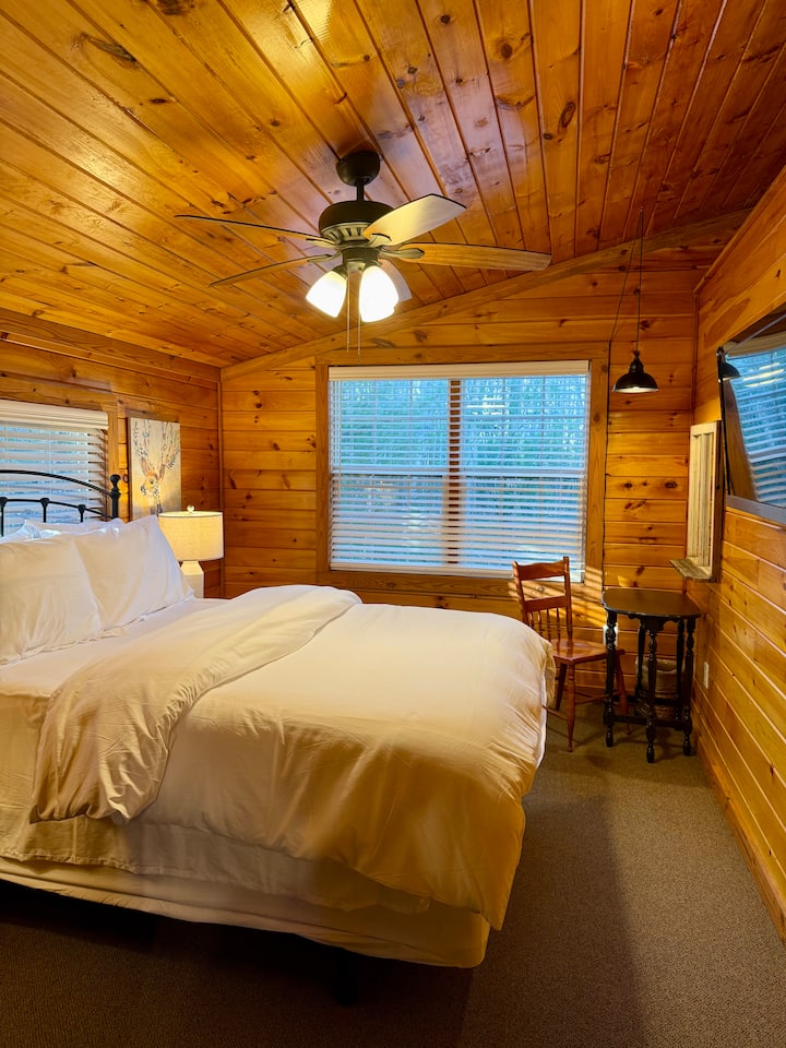 Na poschodí je spálňa s manželskou posteľou, televízorom a toaletným stolíkom.