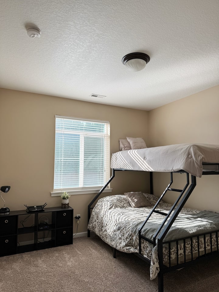 Beliche com cama de solteiro sobre cama queen: acomoda 3 pessoas confortavelmente