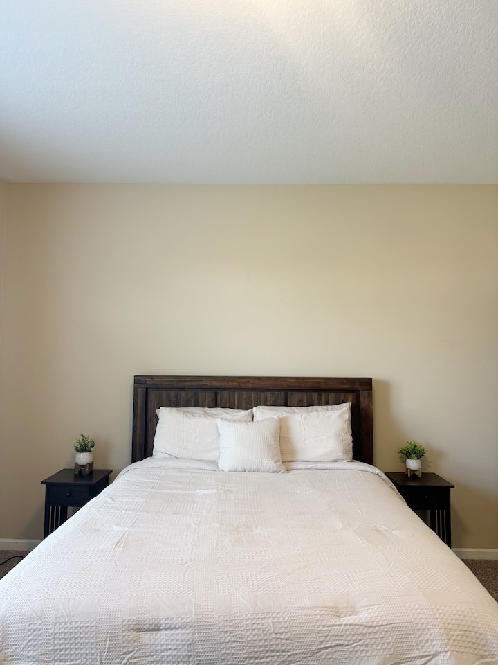 Quarto principal com cama queen: acomoda 2 pessoas confortavelmente