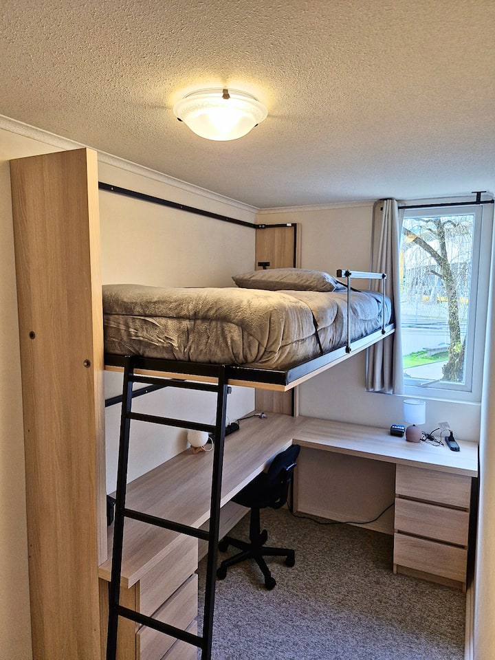 Dhomë me tavolinë L me 2 zgjatues dhe abazhurë. Ka një krevat palosës të përshtatshëm që ka çarçafë, batanije dhe poshtë. Krevati mund të mbahet duke përfshirë shtrojat e krevatit dhe ka një sistem hidraulik që mban deri në 150 kilogramë.