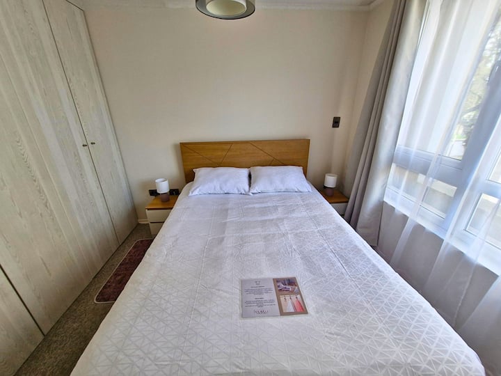 dhomë gjumi kryesore me krevat të bukur. Krevati ka çarçafë, batanije dhe poshtë. Në dhomë ka gjithashtu 2 qirinj me abazhurë, një dollap ku mund të gjesh një hekur dhe gjithashtu ka perde të errëta.
