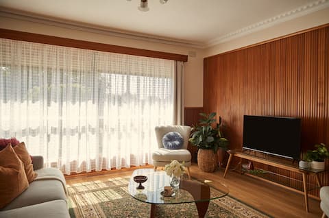 Top performing Airbnb: Ultimate 70s Charm near Geelong Waterfront/CBD in Geelong