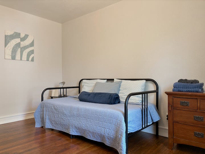 Დღის საწოლი იქცევა ორადგილიან საწოლად. 