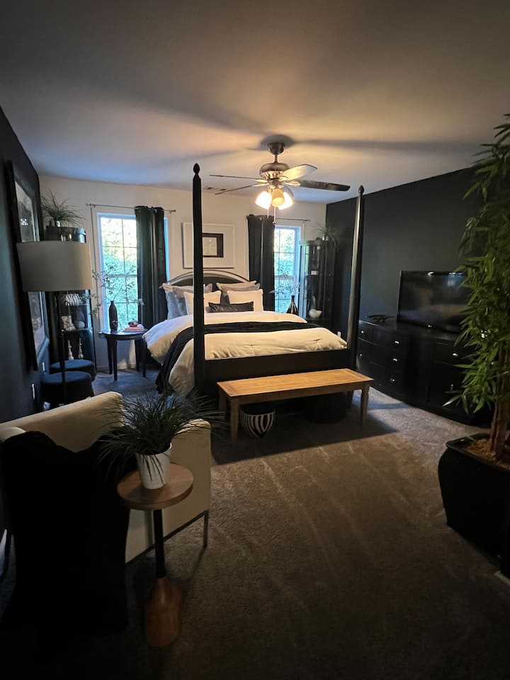 Amplia habitación de invitados con una cama de tamaño queen. 