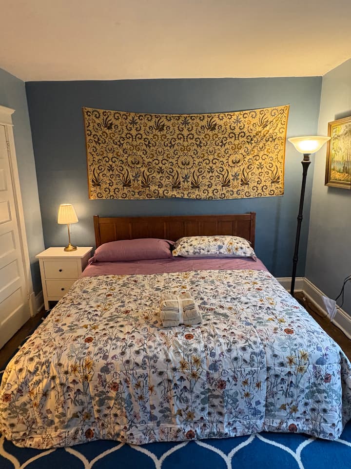 Private Room In Leslieville King Size Bed
