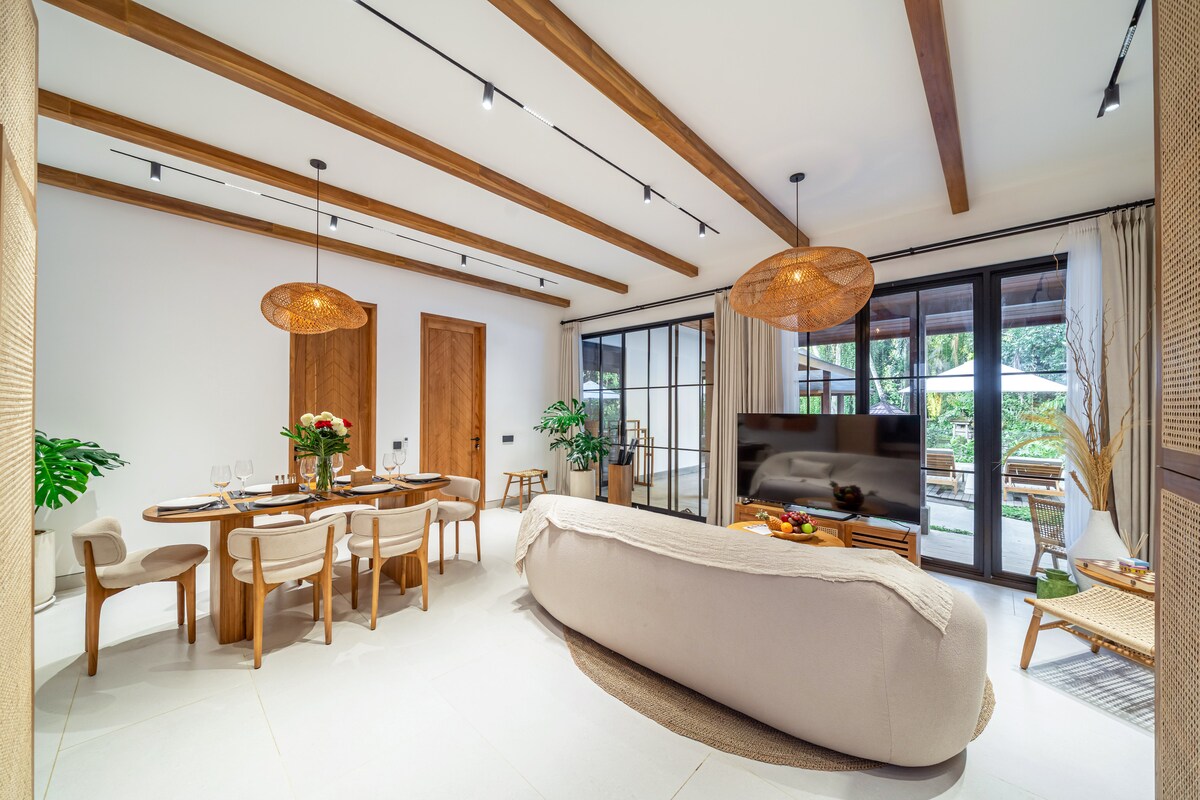 Villa in Ubud · ★5.0 · 3 bedrooms · 3 beds · 3.5 baths, Airbnb сравним