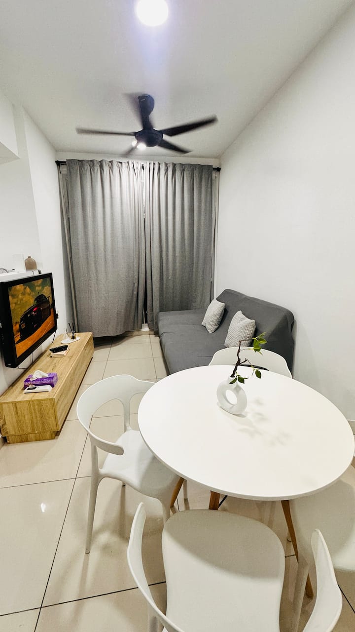 Minimalist Stay With Netflix - Pasir Gudang