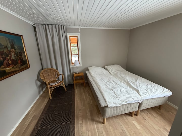 Krevat dopio 2x80 cm që është i lehtë për t'u çmontuar në dy krevate tek.