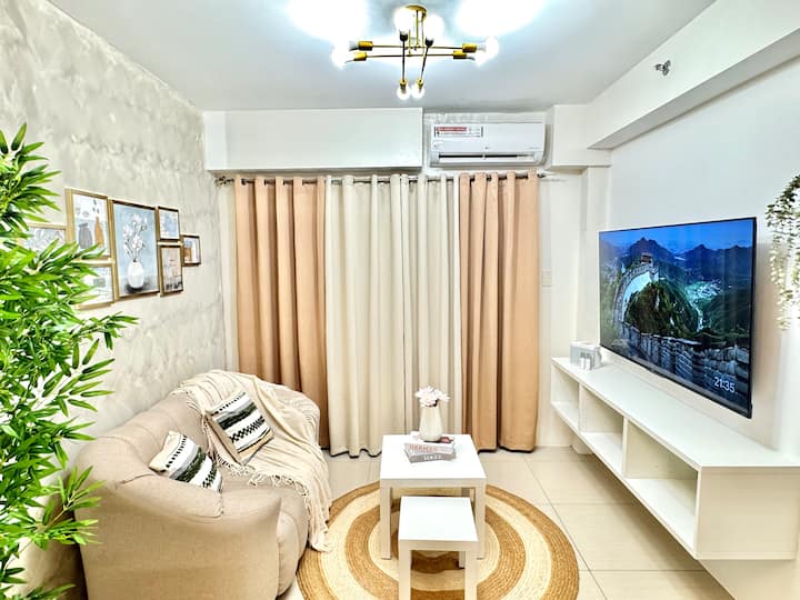 2-br Cozy Suite Near Moa | Karaoke | 65 Inch Tv - Parañaque