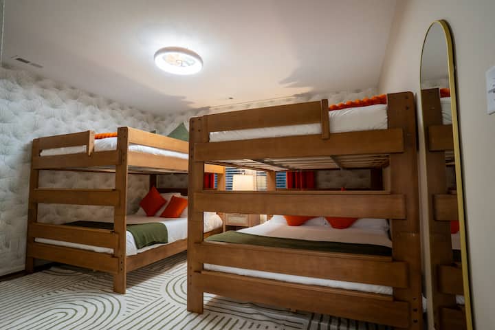 სასიამოვნო ოთახი ორი დიდი საწოლით, ხის საწოლებით, ფიჭვის ხისგან შთაგონებული შპალერებითა და ნარინჯისფერ‑მწვანე აქცენტებით. საერთო სივრცეები მოიცავს სრულმეტრაჟიან სარკესა და კედელზე დამონტაჟებულ ტელევიზორს — იდეალურია ნებისმიერი ასაკის სტუმრებისთვის!