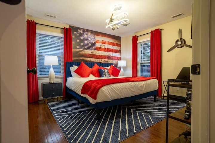 ამ ნომერში, რომელშიც დროშის გამოსახულებაა კედელზე, საწოლი წითელი‑თეთრ‑ცისფერი თეთრეულითაა გაფორმებული და ავიაციის თემა დომინირებს, ამერიკული სულისკვეთება იგრძნობა. აქვეა თვითმფრინავის სანათი და ავიაციის ხელოვნების ნიმუშები, რაც იდეალურია დასასვენებლად ან სამსახურისა და მემკვიდრეობის აღსანიშნავად.