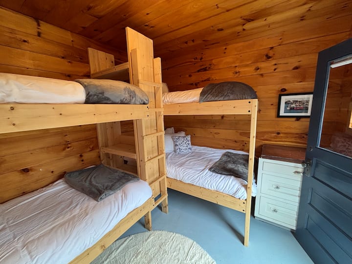 Rustikalna kućica pored glavne kuće s 2 kreveta na kat, za najviše 4 osobe. Savršeno za stariju djecu ili prijatelje. Ima struju, ali nema grijanje ni klima-uređaj, pa je najbolje da se koristi u toplijim mjesecima. Šarmantno, jednostavno utočište udaljeno samo nekoliko koraka od glavne kuće.