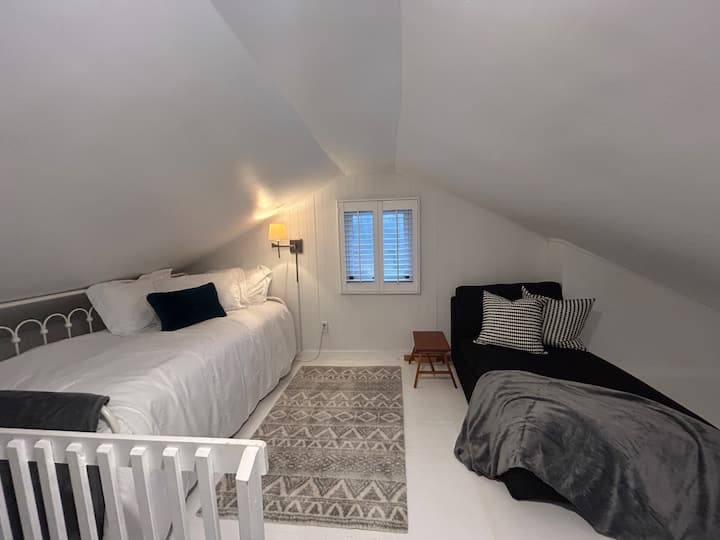 Udoban kutak u potkrovlju na vrhu uskih stepenica s krevetom na razvlačenje (dva zasebna kreveta) i kaučem na razvlačenje.  Niski, kosi stropovi daju ugođaj udobne brvnare, idealne za djecu, tinejdžere ili odrasle koji se osjećaju ugodno u prostoru s niskim stropovima.