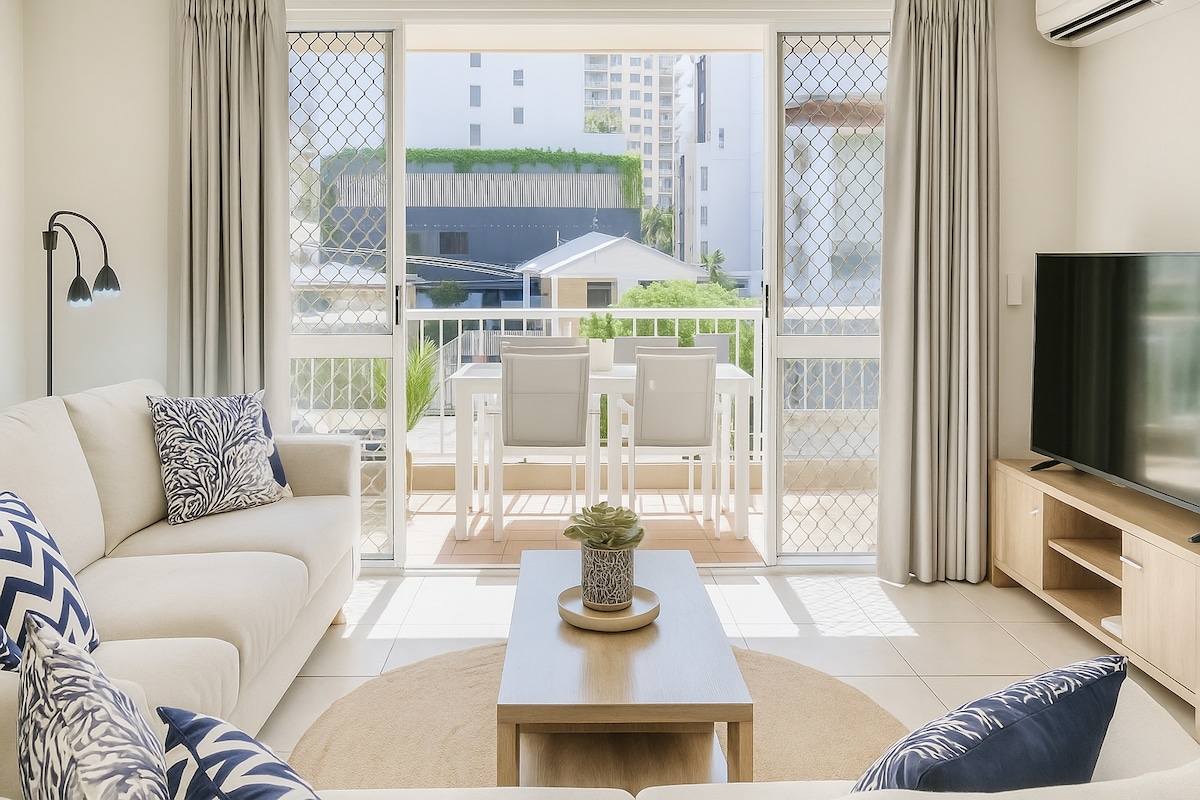 Priestranný svetlý salónik s klimatizáciou, ktorý sa rozprestiera až k jedálenskému priestoru pod holým nebom