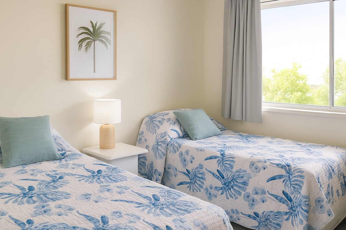 Hosťovská spálňa – s dvoma samostatnými posteľami alebo s manželskou posteľou veľkosti King; flexibilita pre deti aj dospelých.
