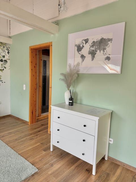Erfolgreiche Airbnb-Immobilie: Elevate – Central quiet apartment with kitchen & bathroom in Duissern