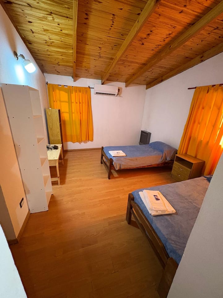 ორკაციანი ნომერი სამკაციანი ნომრის გასაშლელი კარით. სააბაზანო დერეფანშია