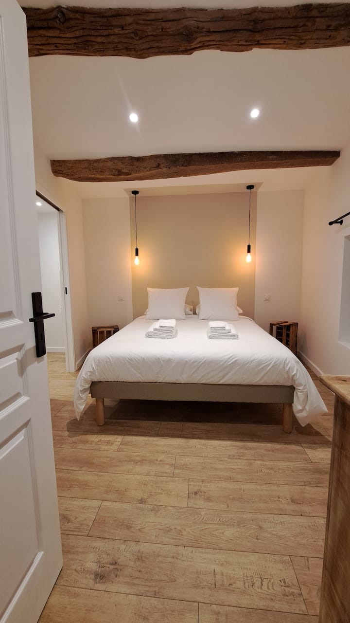 Საძინებელი მდებარეობს იატაკზე. Მასში არის სააბაზანო, უნიტაზი, კარადა და ტელევიზორი. Საწოლები 160სმ × 200სმ-ში.