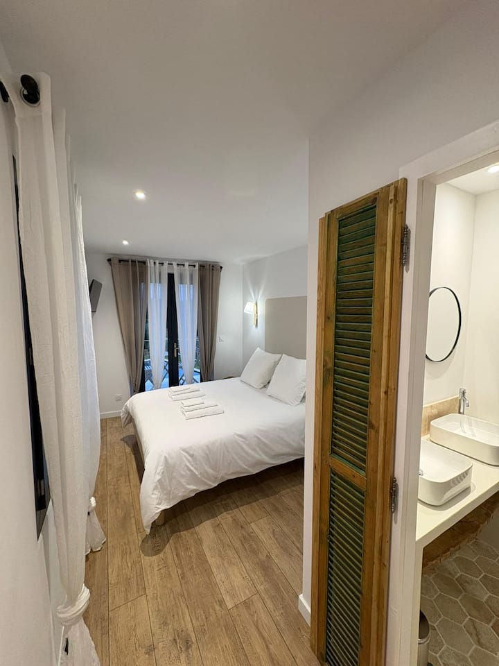 Საძინებელი მდებარეობს იატაკზე. Მასში არის სააბაზანო, უნიტაზი, კარადა და ტელევიზორი. Საწოლები 160სმ × 200სმ-ში. Საძინებლის მიმდებარე ტერასა.