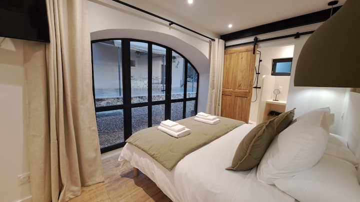 Საძინებელი პირველ სართულზე. Მასში არის სააბაზანო, კარადა და ტელევიზორი. შესაძლებელია 2 საწოლის შეხამება 90სმ × 200სმ-ში. 