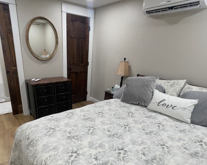 Segundo dormitorio con cama tamaño queen.