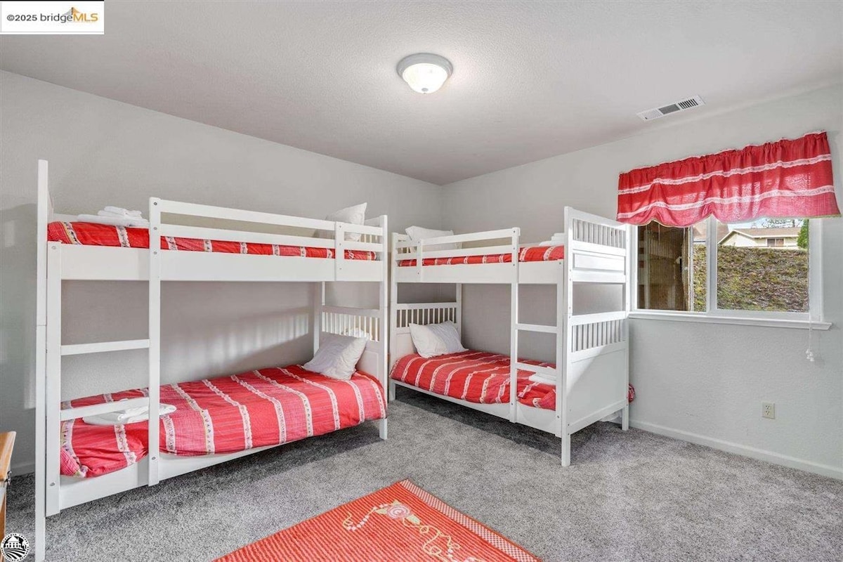 A los niños les encanta esta habitación con literas luminosa, ideal para reír, leer cuentos a altas horas de la noche y ver maratones de películas.Con camas cómodas, una decoración divertida y mucho espacio para relajarse, es el lugar de reunión perfecto después de un día de aventuras en Yosemite.