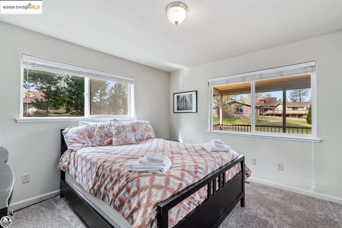 Este dormitorio luminoso ofrece ropa de cama suave, vistas tranquilas y mucha luz natural.Es un espacio acogedor para descansar, leer o recargar energías después de días explorando Yosemite o relajándose en el lago Pine Mountain.