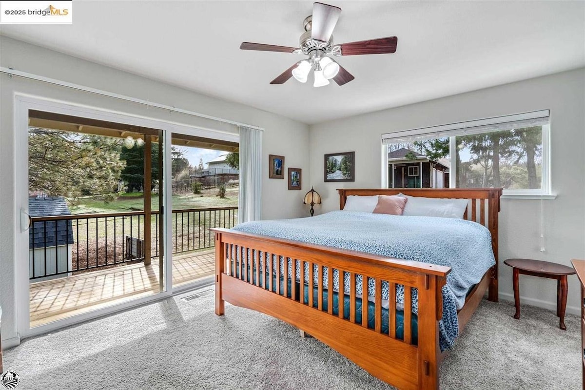 Despierta con la luz del sol entrando a través de amplios ventanales y sal directamente a la terraza desde este tranquilo dormitorio.Disfrute del aire fresco de la montaña, ropa de cama acogedora y el lugar perfecto para relajarse después de un día completo explorando Yosemite.