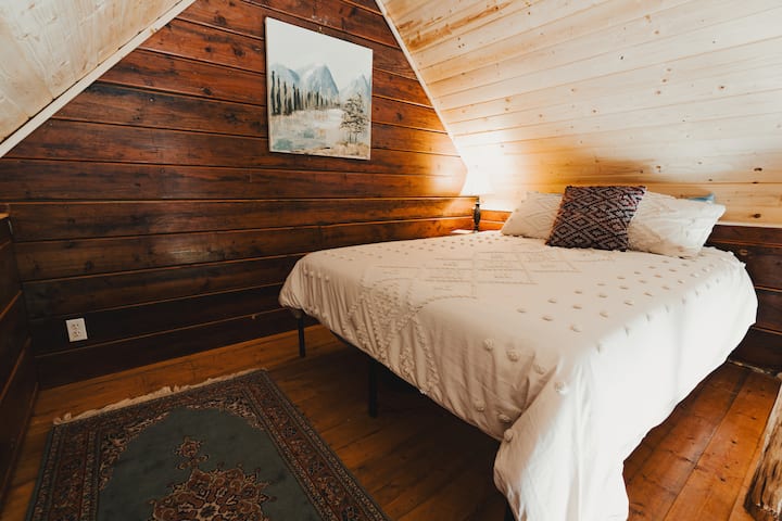 شقة علوية مريحة مع سرير بحجم كوين، منضدة ومصباح - ملاذك الجبلي المريح!