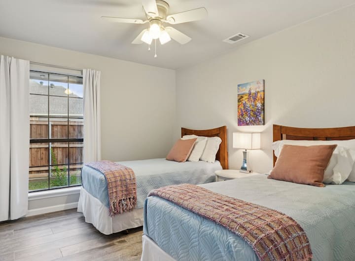 双人床，可供放松。
USB/USB-C插头。
每间卧室均配备吊扇。
冷空调。