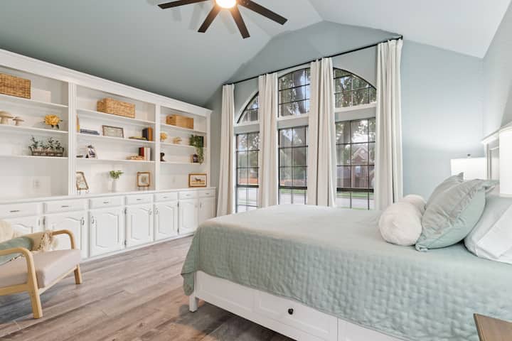 配备标准双人床的卧室，带独立休息区。
床两侧都有USB/USB-C插头。
每间卧室均配备吊扇。
冷空调。