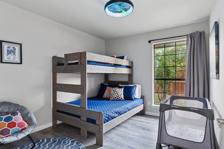 儿童乐趣
双层床，4个婴儿游戏床，玩具。
每间卧室均配备吊扇。
冷空调。