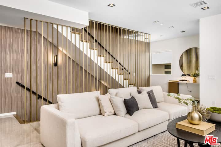Exotic Townhome Prime Location + Rooftop - Los Angeles, CA