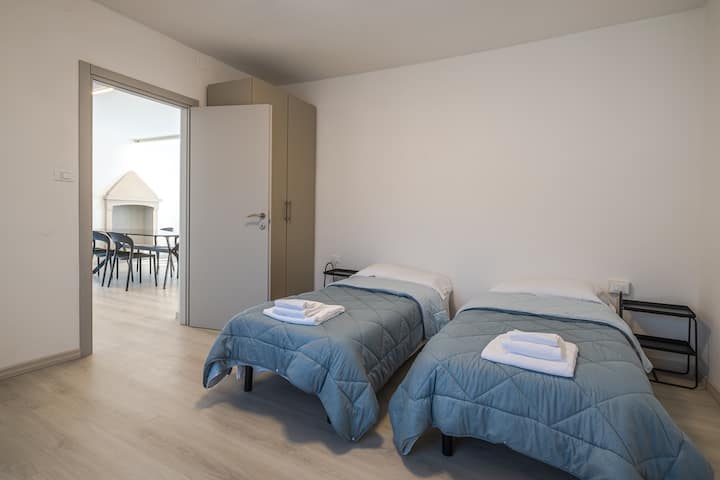 Стая с 2 единични легла, които могат да бъдат събрани, за да се получи двойно легло, бюро за работа и голям гардероб. Светло и тихо, чудесно за двойки, приятели или пътуващи по работа. Двойно одеяло (средно или тежко) за комфорт през всеки сезон.