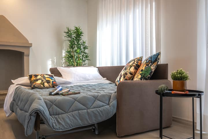 Удобен и професионален качествен разтегателен диван. Когато е затворен, предлага удобно легло за един човек, а когато е отворен, се превръща в уютно легло за двама