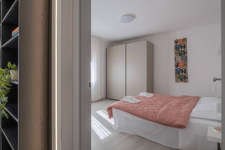 Светла и просторна двойна спалня с телевизор, гардероб, ютия и бюро за интелигентна работа. Има масичка за кафе за закуска или за спокойна почивка. Обмислена среда за комфортен и релаксиращ престой.