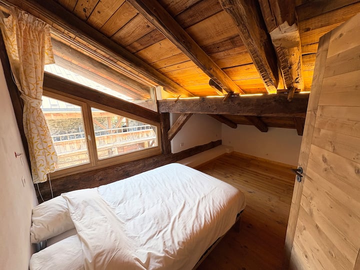 Habitación n°3
o Cama 140x200 con edredón y almohadas
o 1 cama individual con edredón y almohada
o Armarios + armarios de almacenamiento de madera
o Ventana sur con vistas a una bonita fachada tradicional