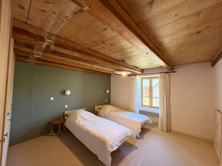 En la República Democrática del Congo
o 3 camas individuales con edredones y almohadas.
2 de las camas individuales son modulables en cama doble de 160x200. Edredón doble disponible también.
o Armarios + armario de almacenamiento de madera
o Ventana oeste con vistas al macizo de Beaufortin
