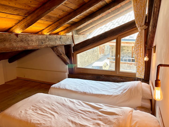 Habitación n°4
o 3 camas individuales con edredones y almohadas.
Las 2 camas individuales se pueden combinar en una cama doble de 160x200. Edredón doble disponible también.
o Armarios + armarios de madera
o Ventana sur con vistas a una bonita fachada tradicional
