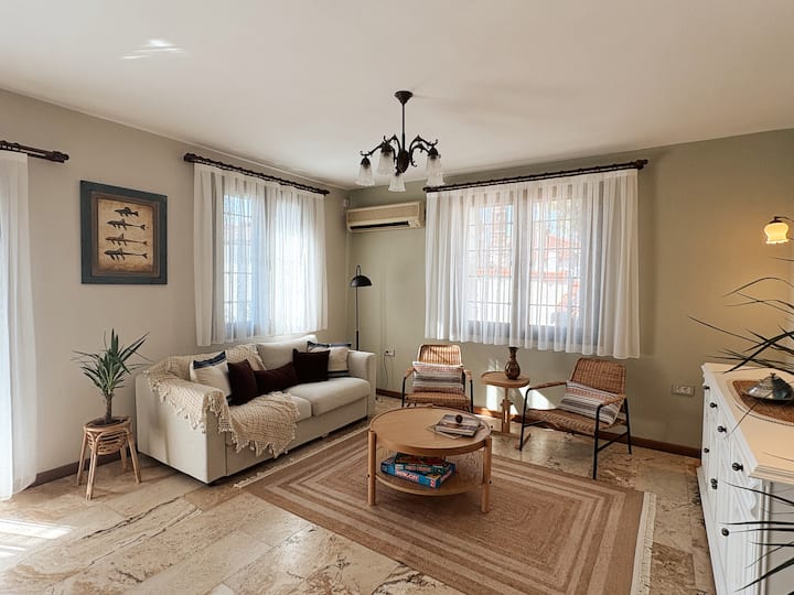 לספה כאן יש מיטה מרופדת משלה והיא הופכת למיטה זוגית עם ראש מיטה. המיטה נמסרת מוכנה לפי בקשתכם או שתוכלו לפתוח אותה עם המצעים הנקיים, השמיכה והכריות שלכם.