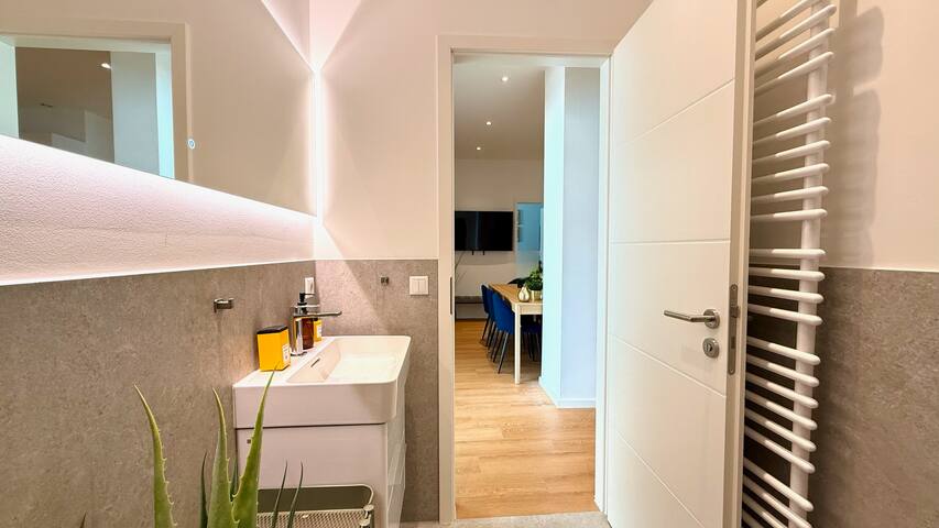 BeckHomes Munich K2: New, big, central 3BR Apt gallery image 5