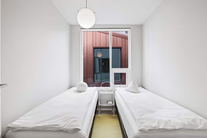 חדר שינה שלישי עם שתי מיטות יחיד נוחות