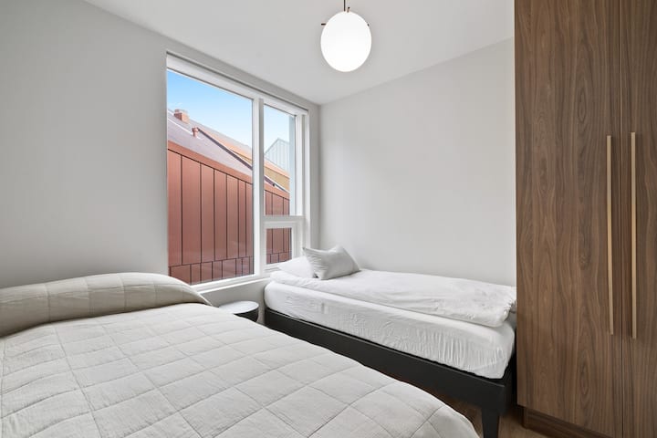 חדר שינה שני עם מיטת קווין סייז ומיטת יחיד