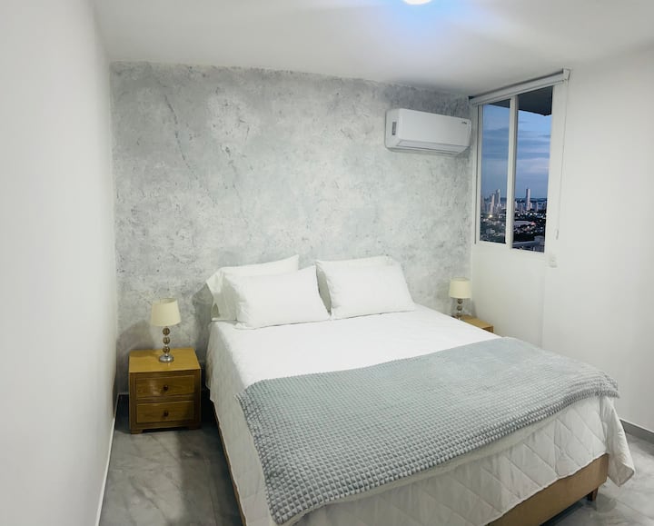 Habitación principal, cama queen, 1,60 mtrs, baño privado, aire acondicionado, clóset, TV nacional, internet. Vista al mar, ciénaga y centro histórico.
