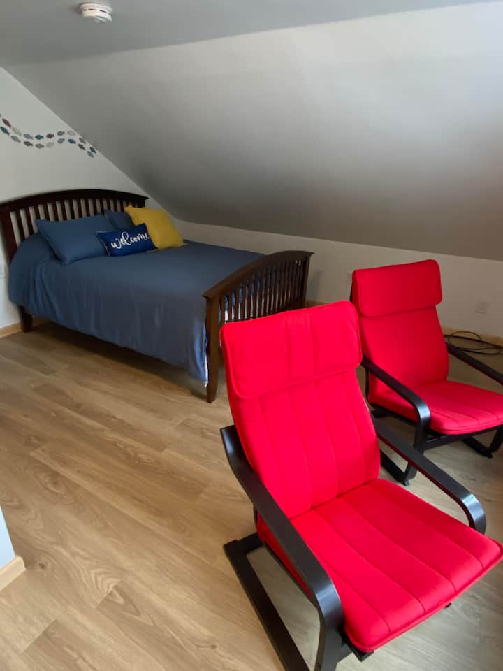 تحتوي غرفة النوم 2 على سرير كوين، بالإضافة إلى سرير مزدوج قابل للطي