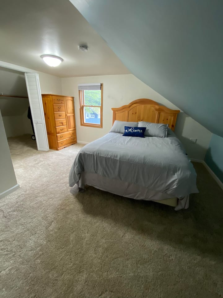 تحتوي غرفة النوم 3 على سرير متوسط الحجم بالإضافة إلى سرير مزدوج قابل للطي