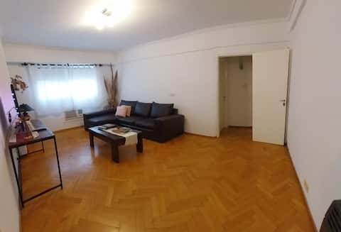 Propiedad de Airbnb exitosa: Downtown 2-Bedroom Apartment W/Closed Garage en Santa Fe
