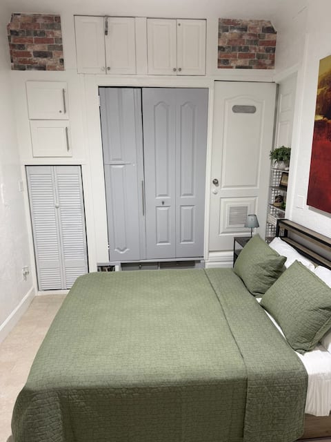 Successful Airbnb property: Tropical studio in Auburndale
