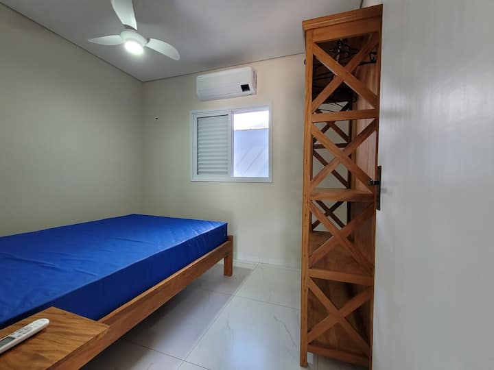 Nuestras habitaciones cuentan con una cama doble con funda impermeable, muebles para guardar objetos personales y equipaje, perchas, aire acondicionado, ventilador de techo, mesitas de noche y tomacorrientes estratégicamente ubicados.

*No ofrecemos sábanas ni almohadas